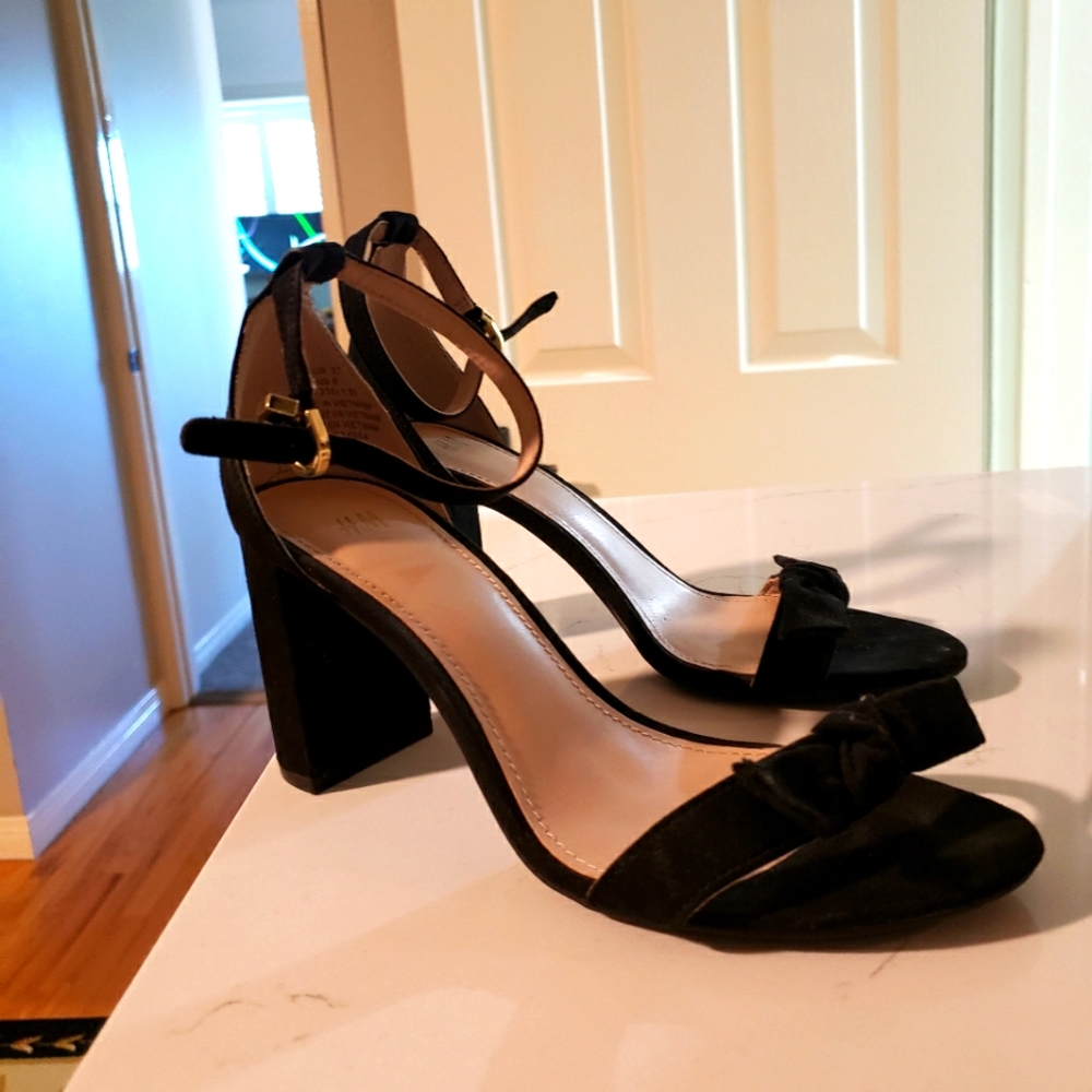 Women's H & M open toe suede heels size 6m.